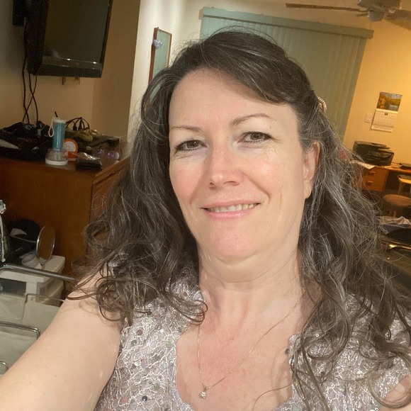 Meet your Posher, Julie - Picture 1 of 1